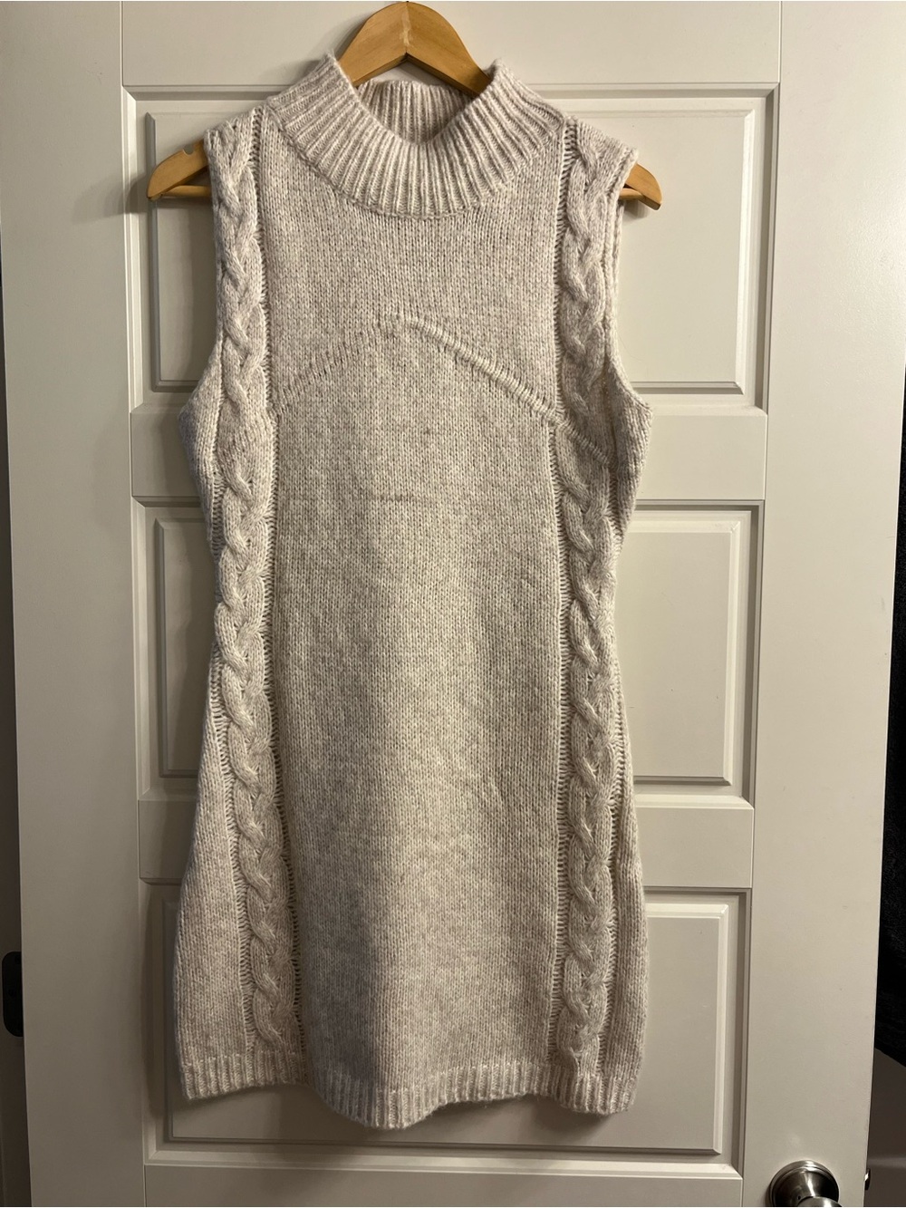 NWT Le Lis Oatmeal Cable Knit Sleeveless Sweater Dress Medium - Picture 2 of 8